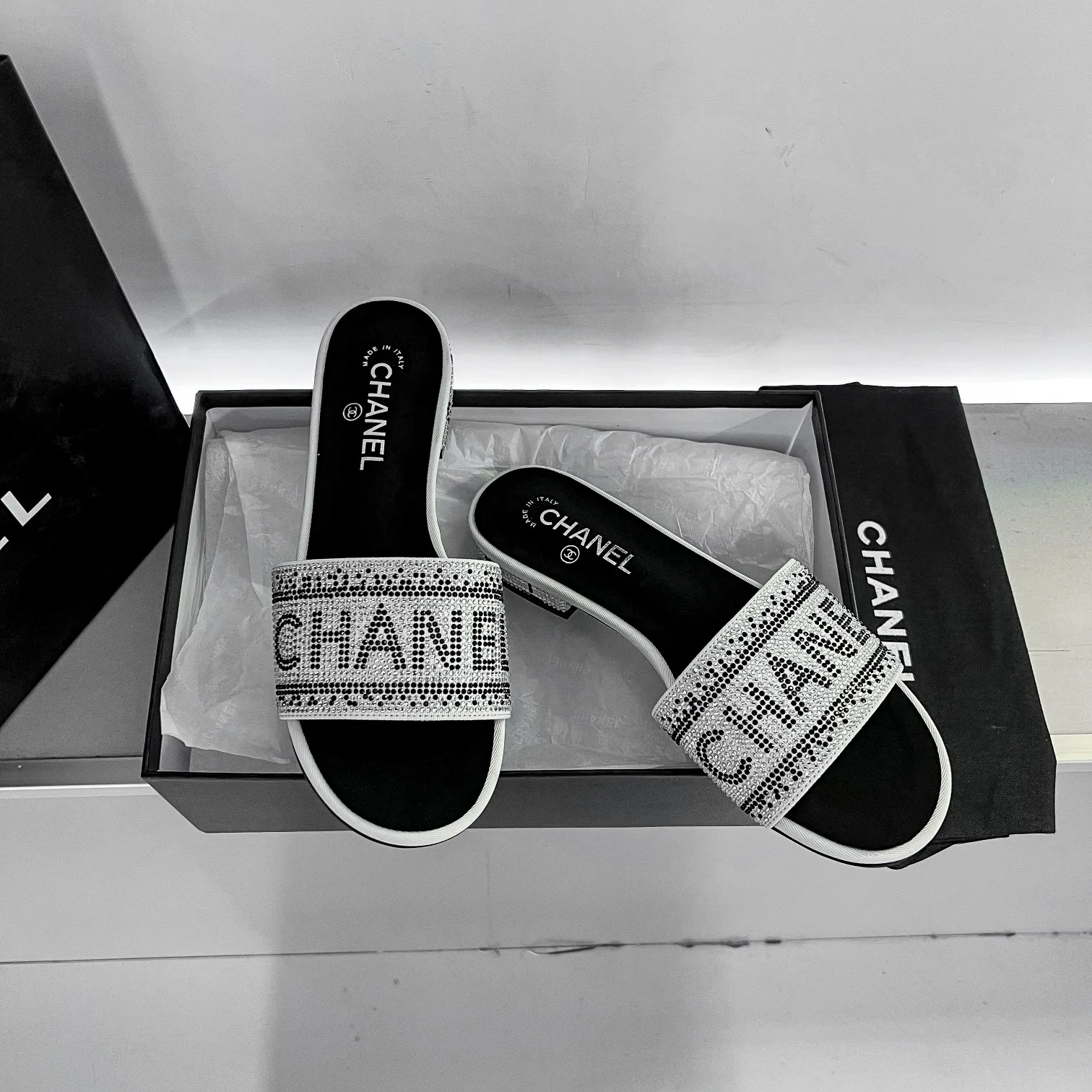 👟👟Ex-factory price 440👟👟 Xiaoxiang Chanel rhinestone slippers with large black rhinestone letters, these really blingbling slippers are full of diamonds. They are both classic and artistic, and can be styled according to your daily style. The characteristic is that the hot diamonds are particularly shiny. They are made with heavy craftsmanship and are not easy to fall off. They have the sexy temperament of celebrities and are versatile. Color: black, white, 35-40 leather outsole